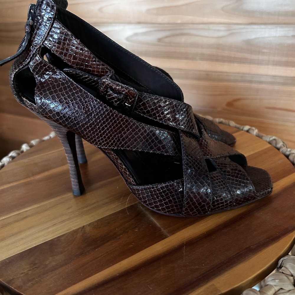 BCBGMAXZRIA Women's Brown leather Snakeskin Sandals preloved size 7.5 - Picture 4 of 9